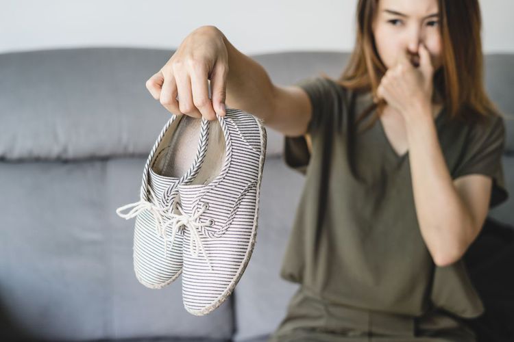 6 cara menjaga sepatu tetap wangi bagi yang tidak hobi pakai kaos kaki